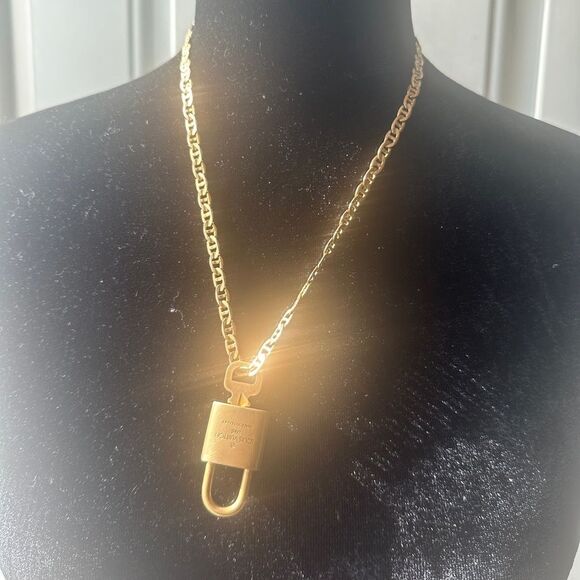 #319 and Key on a Chain Louis Vuitton - Picture 2 of 9